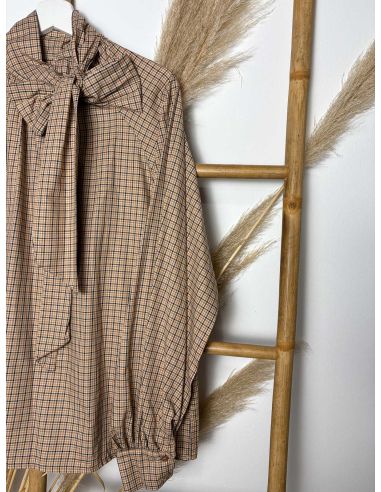Blusa camel de cuadros con lazada al...
