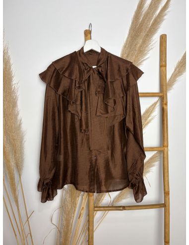 Blusa chocolate con volantes y lazada...