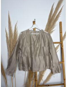 Blusa de gasa beige de volantes 2