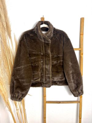 Chaqueta de pelo natural marrón chocolate con bolsillos