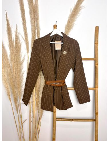 Blazer de rayas chocolate con adorno...