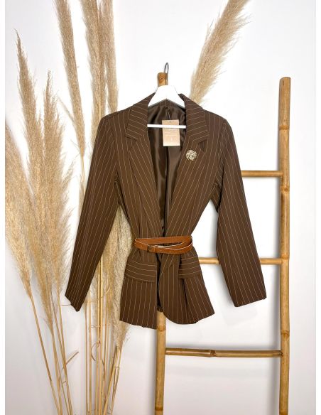 Blazer de rayas chocolate con adorno de broches y cinturón