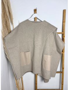 Capa beige con bolsillos de piel