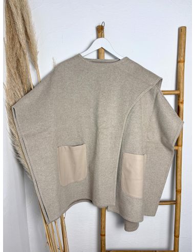 Capa beige con bolsillos de piel