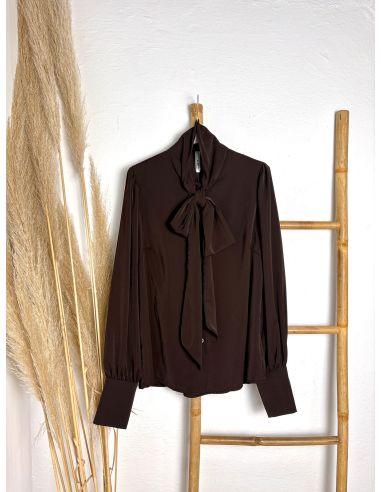 Blusa chocolate satinada con lazada...