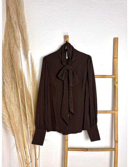 Blusa chocolate satinada con lazada al cuelllo