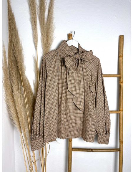 Blusa camel de cuadros con lazada al cuello