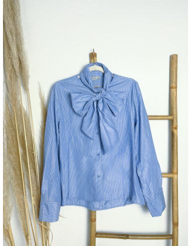 Blusa de rayas azul y blanca con...