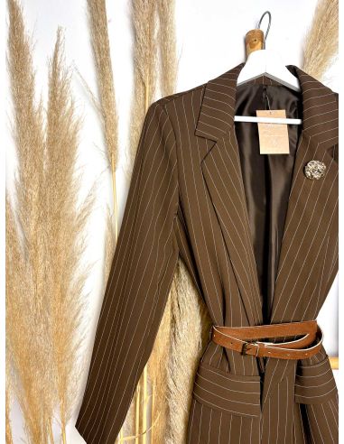Blazer de rayas chocolate con adorno...