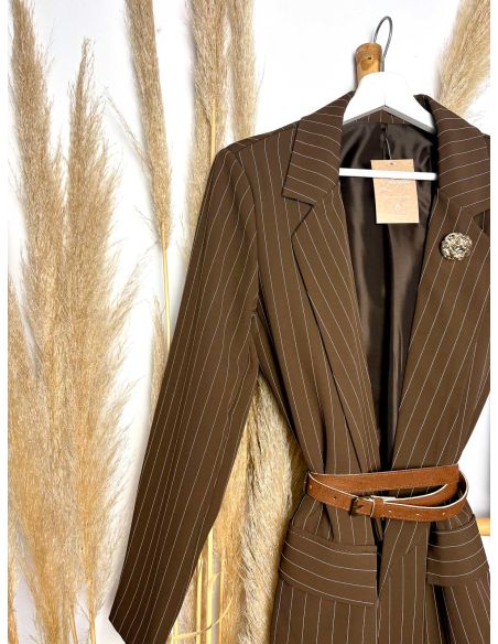 Blazer de rayas chocolate con adorno de broches y cinturón