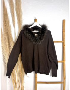 Jesey chocolate con cuello de zorro