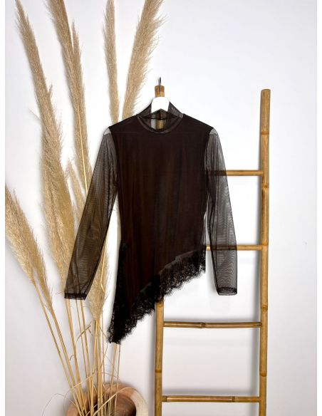 Top chocolate de tul asimétrico con encaje