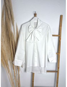 Blusa oversice lazada en el cuello blanca