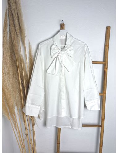 Blusa oversice lazada en el cuello...