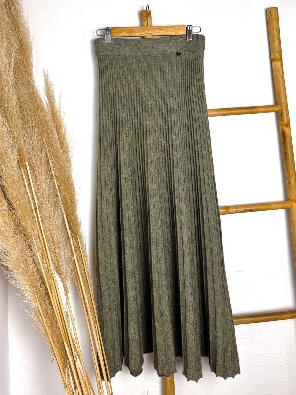 Falda de punto y canalé verde