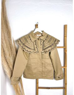 Chaqueta camel estilo safari con cuello bordado desmontable