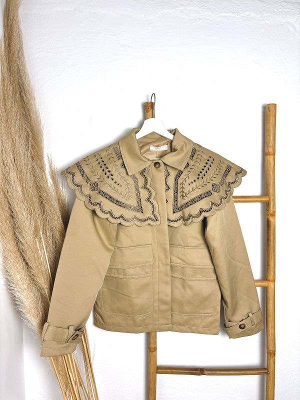 Chaqueta camel estilo safari con...