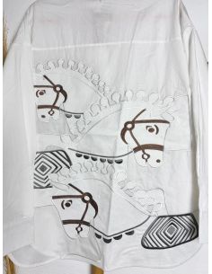 Blusa blanca oversice con caballos bordados en la espalda...