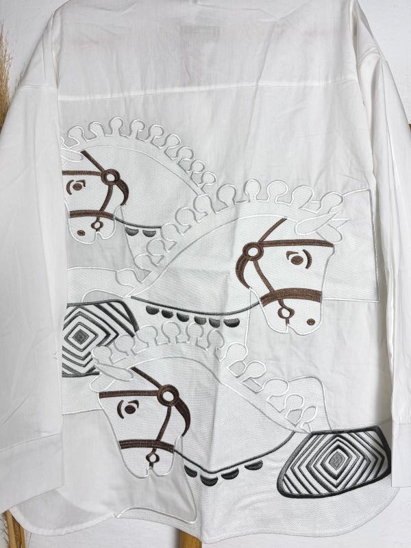 Blusa blanca oversice con caballos...