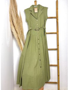 Vestido verde con manga a la sisa,  corte a la cadera y...