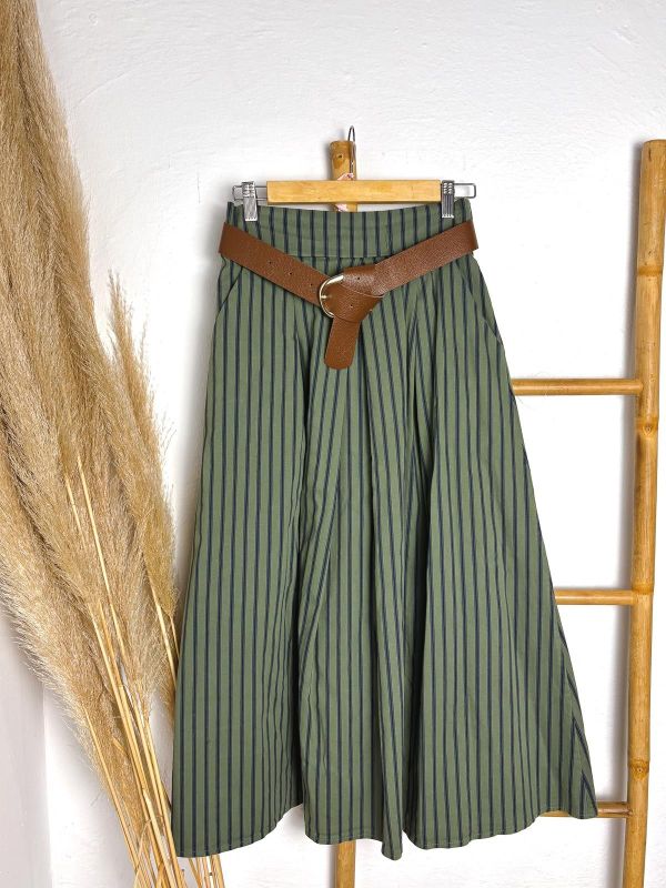 Falda verde de rayas con cinturón