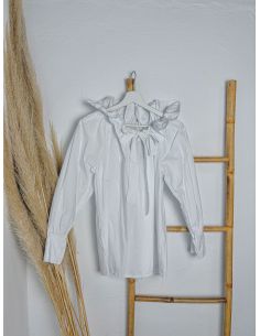 Blusa blanca con frunce al cuello
