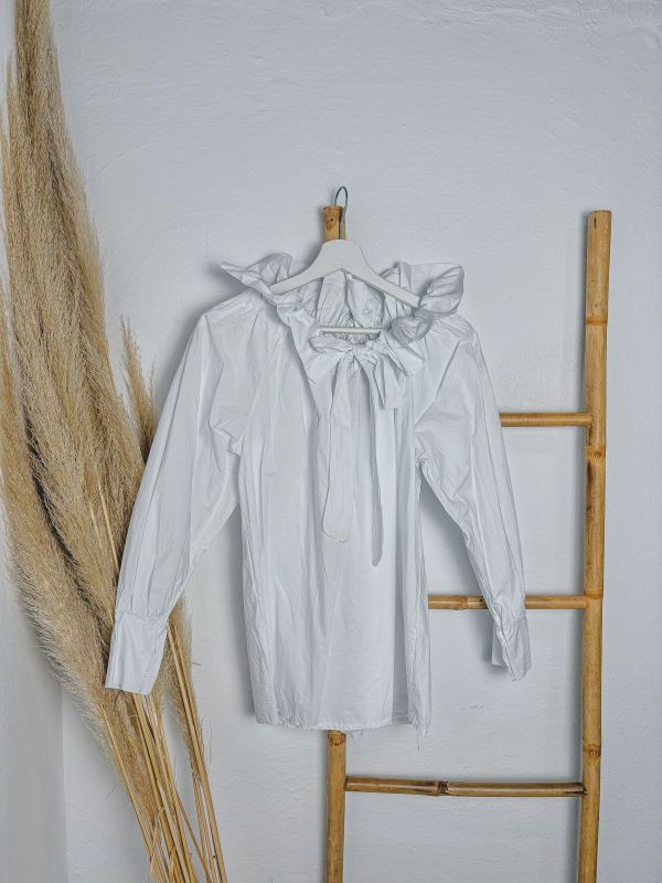 Blusa blanca con frunce al cuello