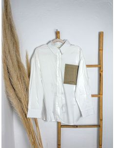 Blusa blanca oversice con caballos bordados en la espalda... 2