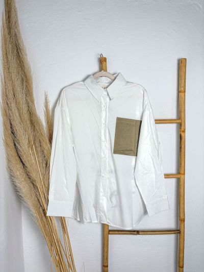 Blusa blanca oversice con caballos bordados en la espalda y bolsillos bordados