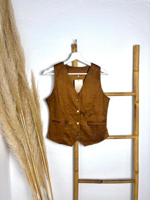 Chaleco de antelina camel con escote en pico