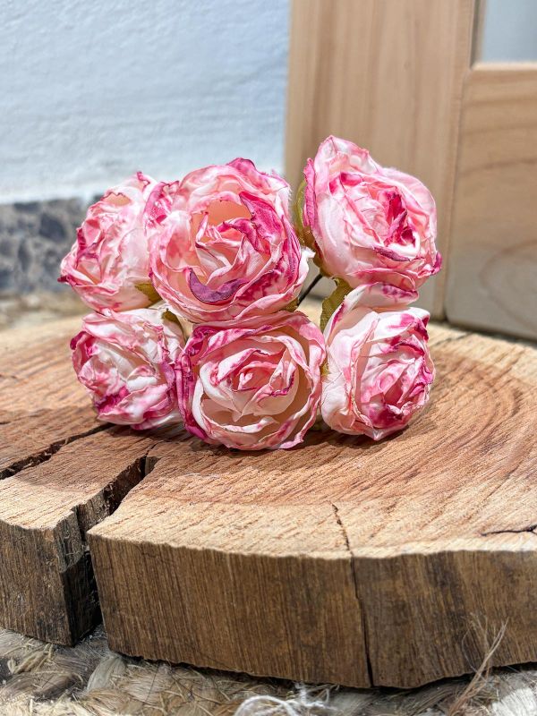 Ramillete flores pequeñas rosa y blancas