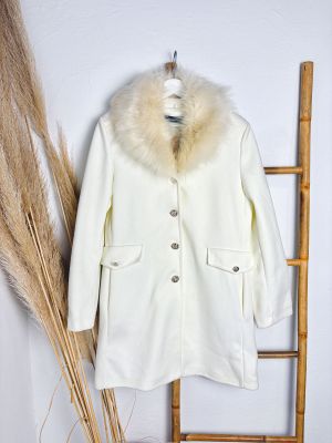 Abrigo de paño blanco con cuello de pelo