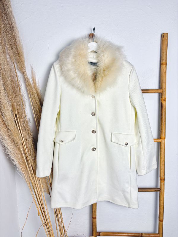 Abrigo de paño blanco con cuello de pelo