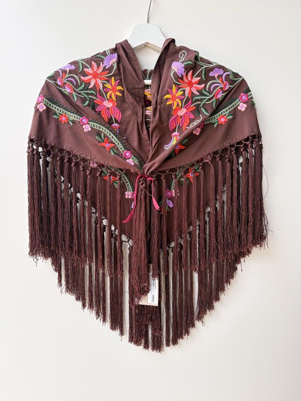 Mantón Jimena chocolate bordado colores