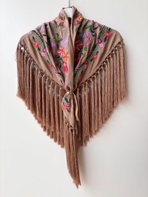 Mantón Jimena camel bordado colores