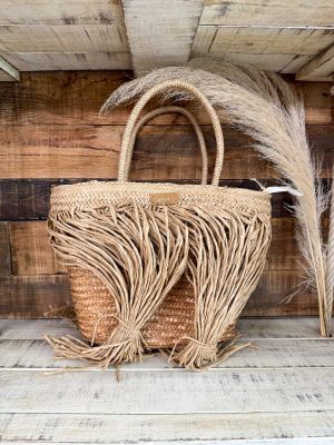 Cesta grande de mimbre beige tostado flecos largos rafia