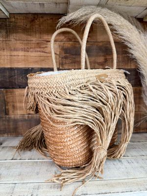 Cesta grande de mimbre beige tostado flecos largos rafia 2