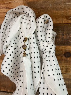 Pañuelo 70x70 viscose blanco lunares negro imán dorado