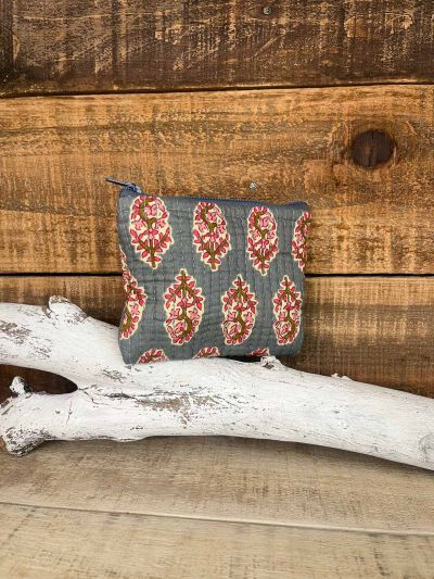 Monedero mediano acolchado gris estampado floral rosa
