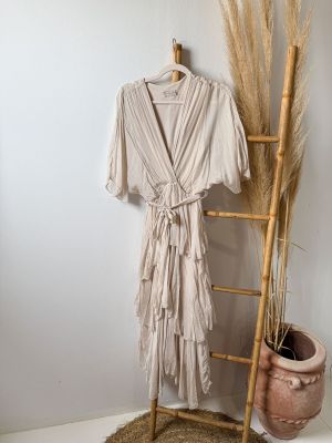 Vestido beige de seda 3 volantes manga murciélagos