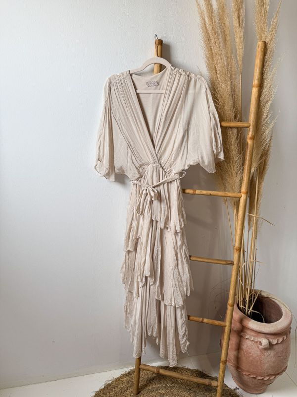 Vestido beige de seda 3 volantes...