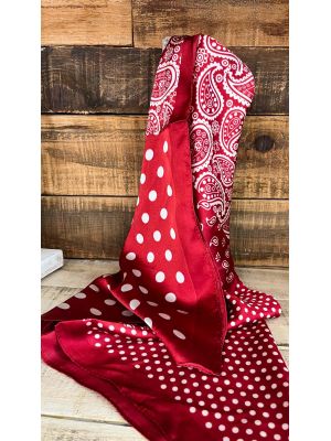 Pañuelo rojo lunar y cachimira