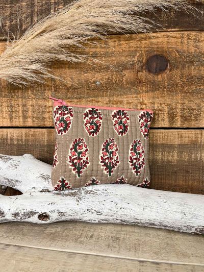 Monedero mediano acolchado beige estampado floral rojo