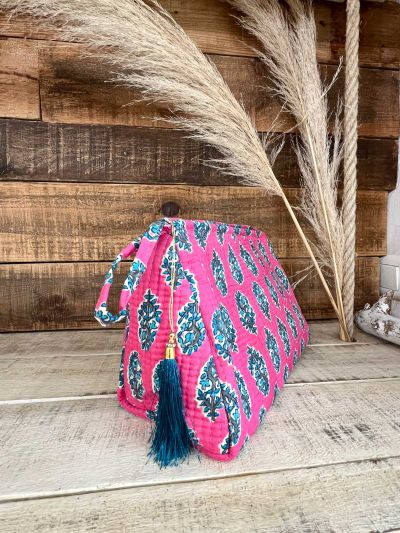 Neceser acolchado fucsia estampado floral turquesa