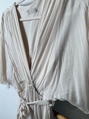 Vestido beige de seda 3 volantes manga murciélagos 2