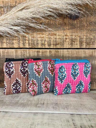 Monedero pequeño acolchado fucsia estampado floral turquesa