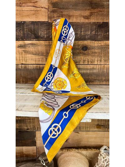 Pañuelo 70x70 fondo mostaza espadas y escudos azul añil
