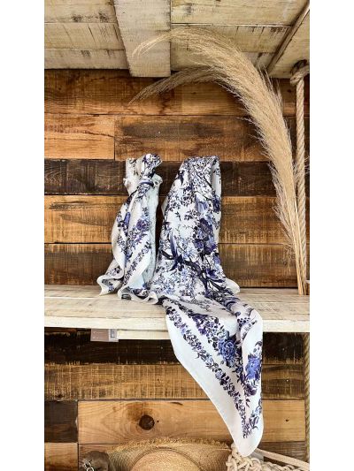 Pañuelo blanco flores azules cigueñas