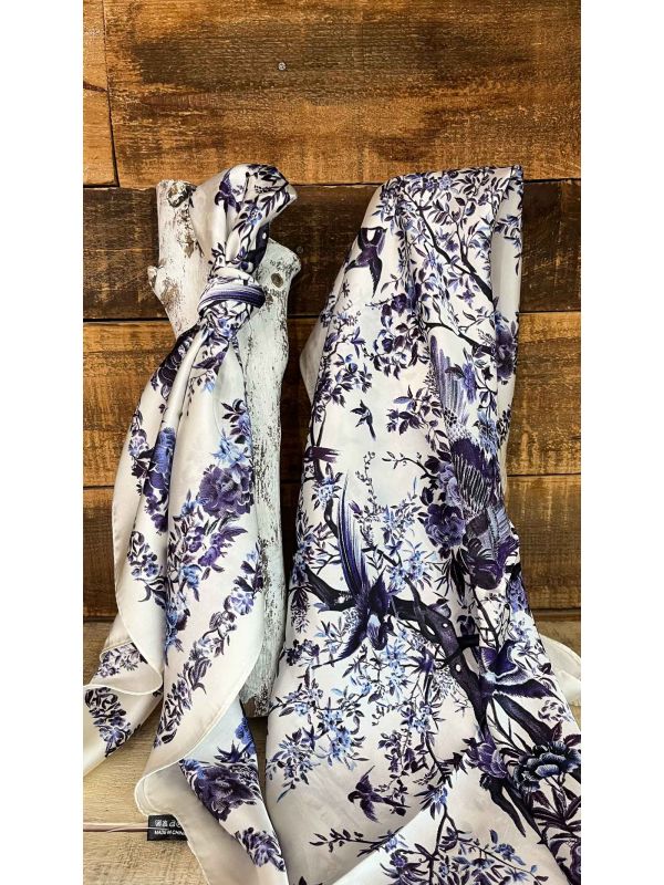 Pañuelo blanco flores azules cigueñas