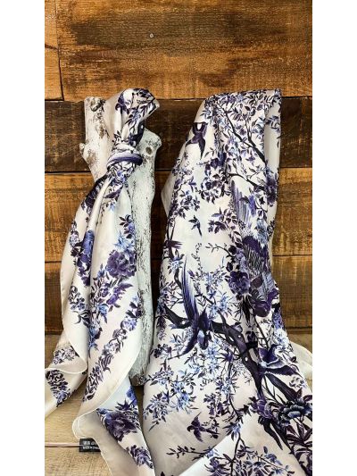 Pañuelo blanco flores azules cigueñas